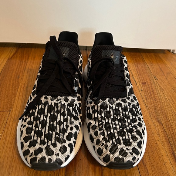 Adidas Swift Run - Women’s size 10.5 - Picture 1 of 5